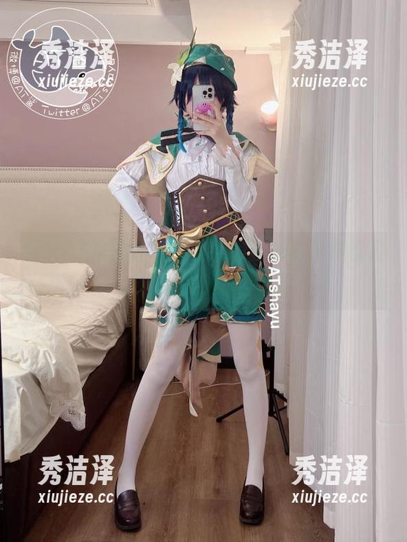 跟随AT鲨的私拍图集，感受光与影在裸足间的邂逅