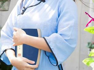 UGirls尤果网 – 照片资源充电中：张芷昕和她的短裤，我的目光该停在哪？