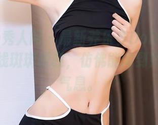 Xiuren秀人网 – 最新养乐多DoDo睡衣写真：光线斑斑驳驳，仿佛能闻到她的甜蜜气息。