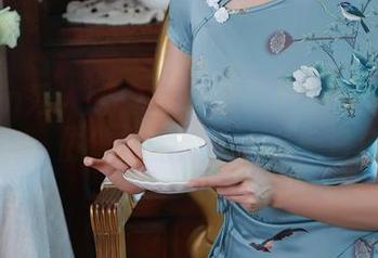 Xiuren秀人网 – 分享金妍兮Saki女友写真，仿佛在翻阅一本私密日记