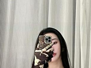 微密圈 – 每一张照片都是不爱笑的赛琳的完美身材，仿佛能听见她在轻声细语