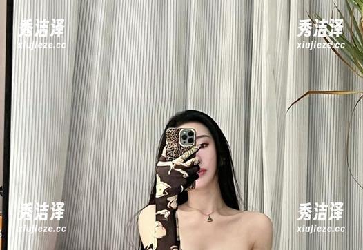 微密圈 - 每一张照片都是不爱笑的赛琳的完美身材，仿佛能听见她在轻声细语