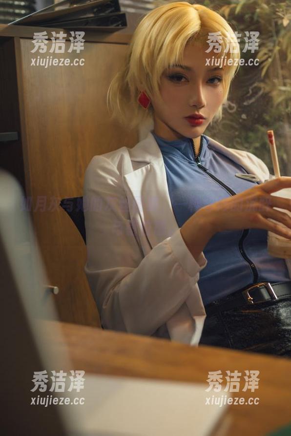如月灰与她的灰丝图集，一种奇妙的沉醉与错位感。