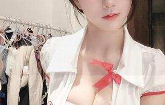 微密圈 – 小玉吃果冻的泳池探险：私拍图片记录，水面反射的光影，瞬间让我怀念那个炎热的午后。