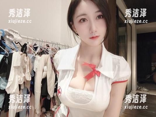微密圈 - 小玉吃果冻的泳池探险：私拍图片记录，水面反射的光影，瞬间让我怀念那个炎热的午后。