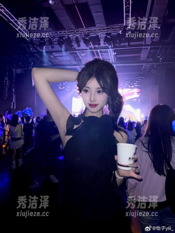 游走在圣洁与诱惑之间：怡子yiii修女的私房合集