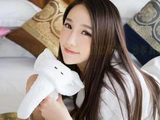 推女神 – 萌宝儿海边图包：海风和我的卷发，分享我的‘头发失控时刻’！