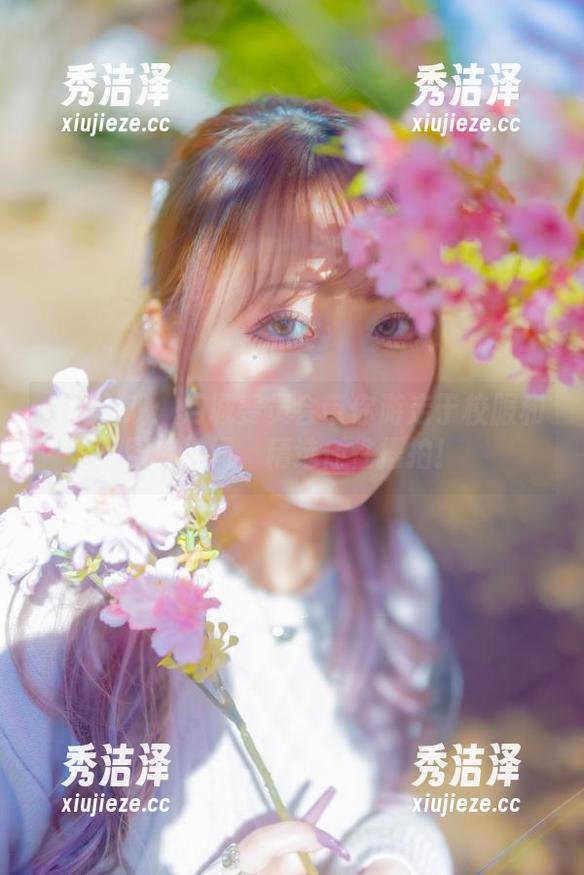 一秒入戏：月城委员会带你游走于校服和图库之间，精选任性摆拍！