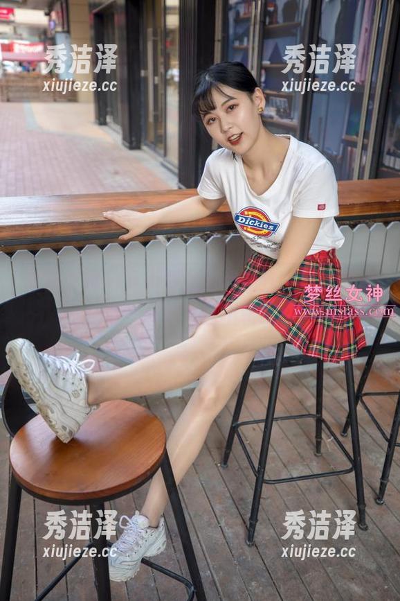 梦丝女神 - 写真界的时尚魔法，刘诺的套装美图引人目不转睛！