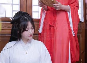 秀人网 – 允尔的厨娘时光，无圣光的图包让你无法抗拒。