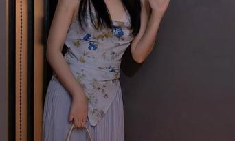 秀人网 – 月酱儿的天台作品：阳光下的慵懒与张扬