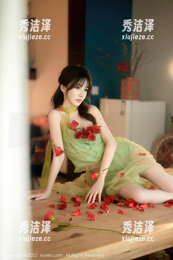 秀人网 - 油田溪溪的晓晓礼服，可打卡的高清写真，简单却又让人心醉！