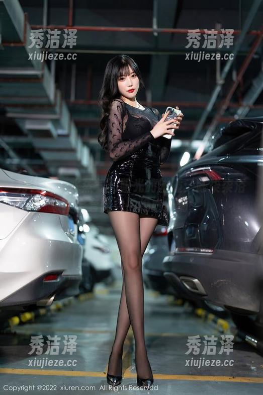 秀人网 - 水蒸气和阳光的碰撞：陈柒柒浴室全套图包的绝妙时刻。