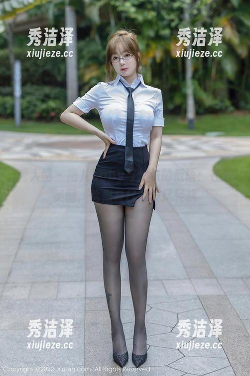 秀人网 - 雨儿baby与丝袜的低语：在线美图，恰似夏日的微风轻拂