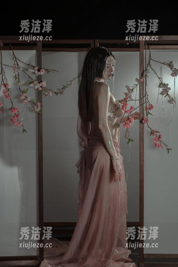 探索秋和柯基的作品全集：暖香浓里的那些欲说还休