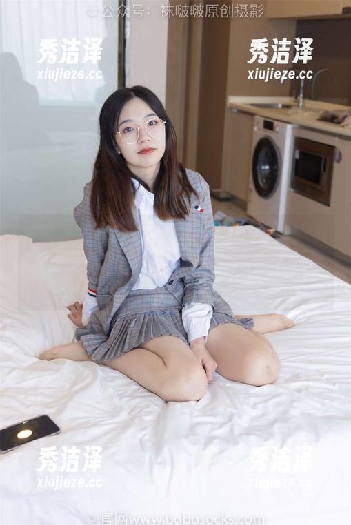 袜啵啵 - 糯米这次的私拍图包，这黑白美甲加裸足组合好像在挑房间的灯光，都是优雅！