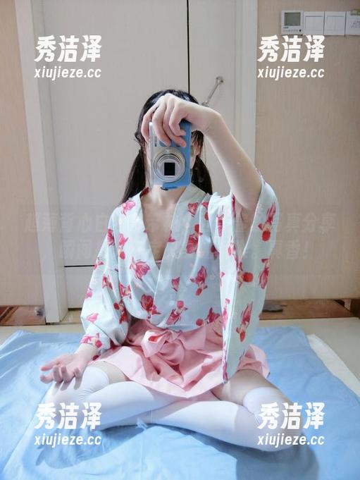 西尔酱 超薄背心白色吊带袜:西尔酱的写真分享,瞬间提升你定义美的标准。真香!