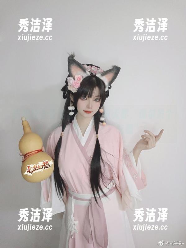 许枳 许枳的小公主套图:天真无邪,偶尔发个呆,顺便尝试一下“吃播”!