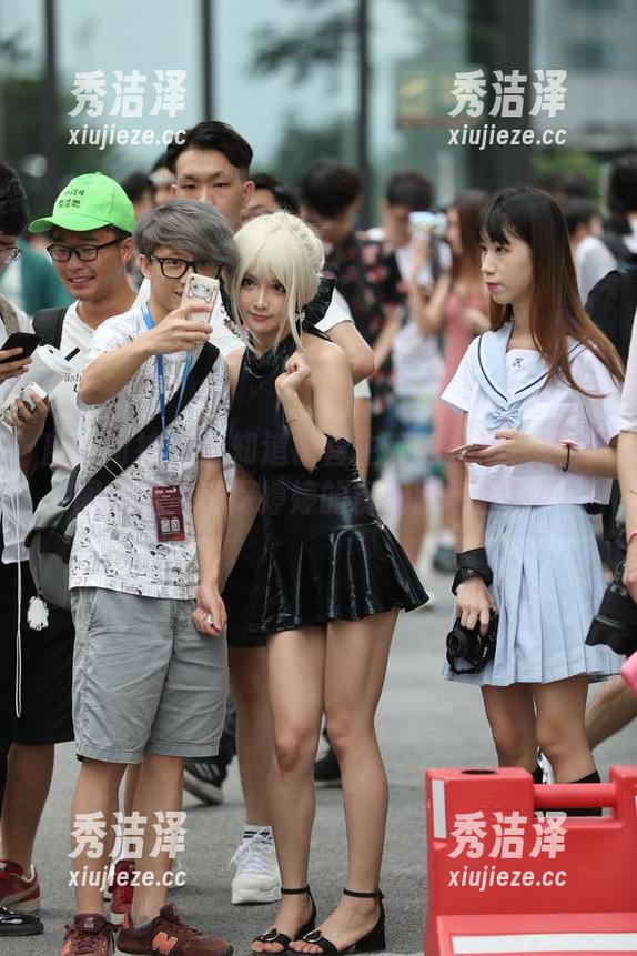 魔镜街拍 - 想知道销售主管的日常？最新图片带你窥探婷婷的粉裙职场生活！
