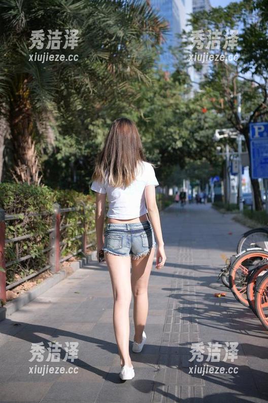 魔镜街拍-芝芝 魔镜街拍 - 芝芝在线写真,蓝色泳衣与阳光的碰撞,太美了吧!