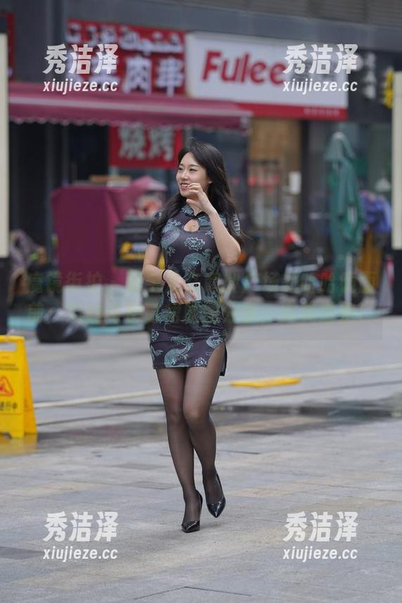 魔镜街拍-萌宝儿 魔镜街拍 - 萌宝儿在商业广场的哈哈镜面前:肉丝与包臀裙原图分享,完美透视!