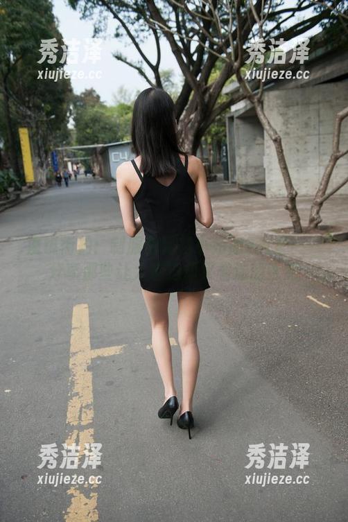 魔镜街拍：制服包臀裙小姐姐2教室——分享那些让人窘迫却又着迷的诱惑