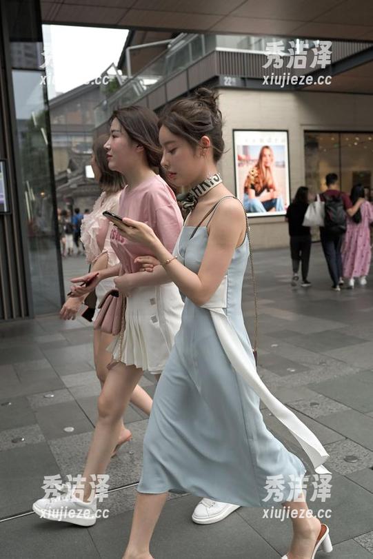 魔镜街拍：真是欲罢不能，这组白色包臀裙美女的套图又来了！