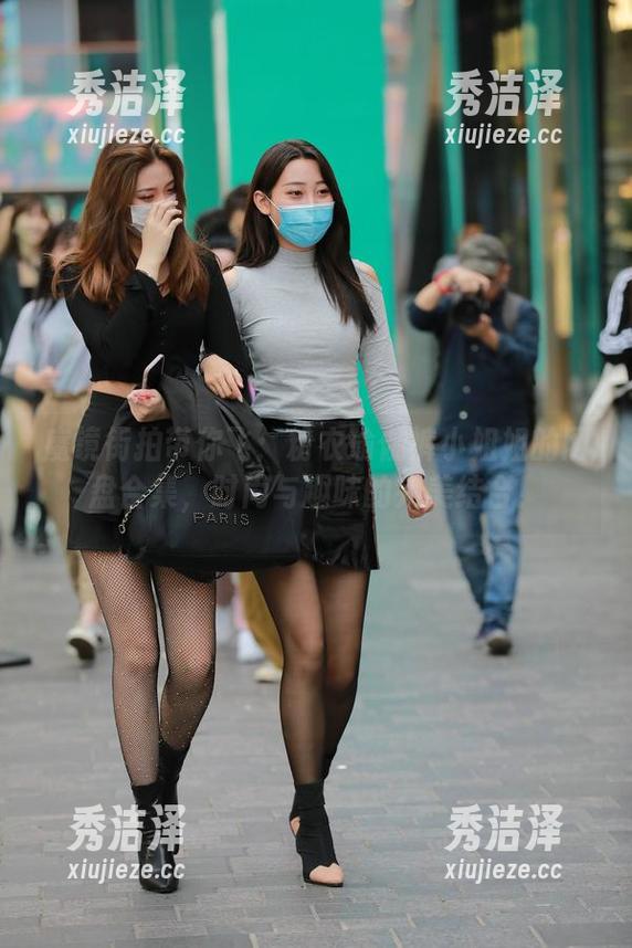 魔镜街拍带你飞：粉衣瑜伽裤小姐姐的网盘合集，时尚与趣味的完美结合！