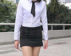 魔镜街拍:白色制服美女的图册,光影交错下的诱惑!