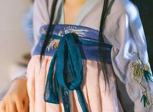 鹿八岁baby白婚纱花嫁，证明了壁纸和妆容能如此完美交融！