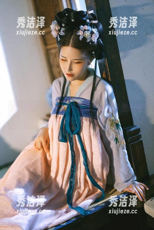 鹿八岁baby 鹿八岁baby白婚纱花嫁,证明了壁纸和妆容能如此完美交融!