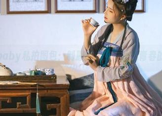 鹿八岁baby私拍图包：制服的细节，妆点青春的每一刻