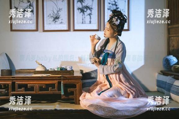 鹿八岁baby私拍图包：制服的细节，妆点青春的每一刻
